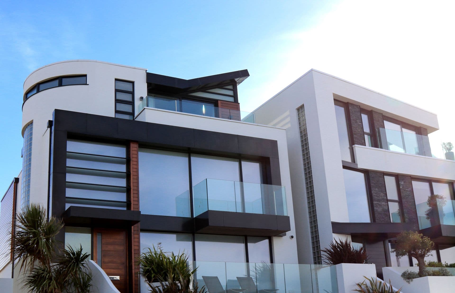 Modern villa built by Ligne Verticale, with a glass and concrete façade